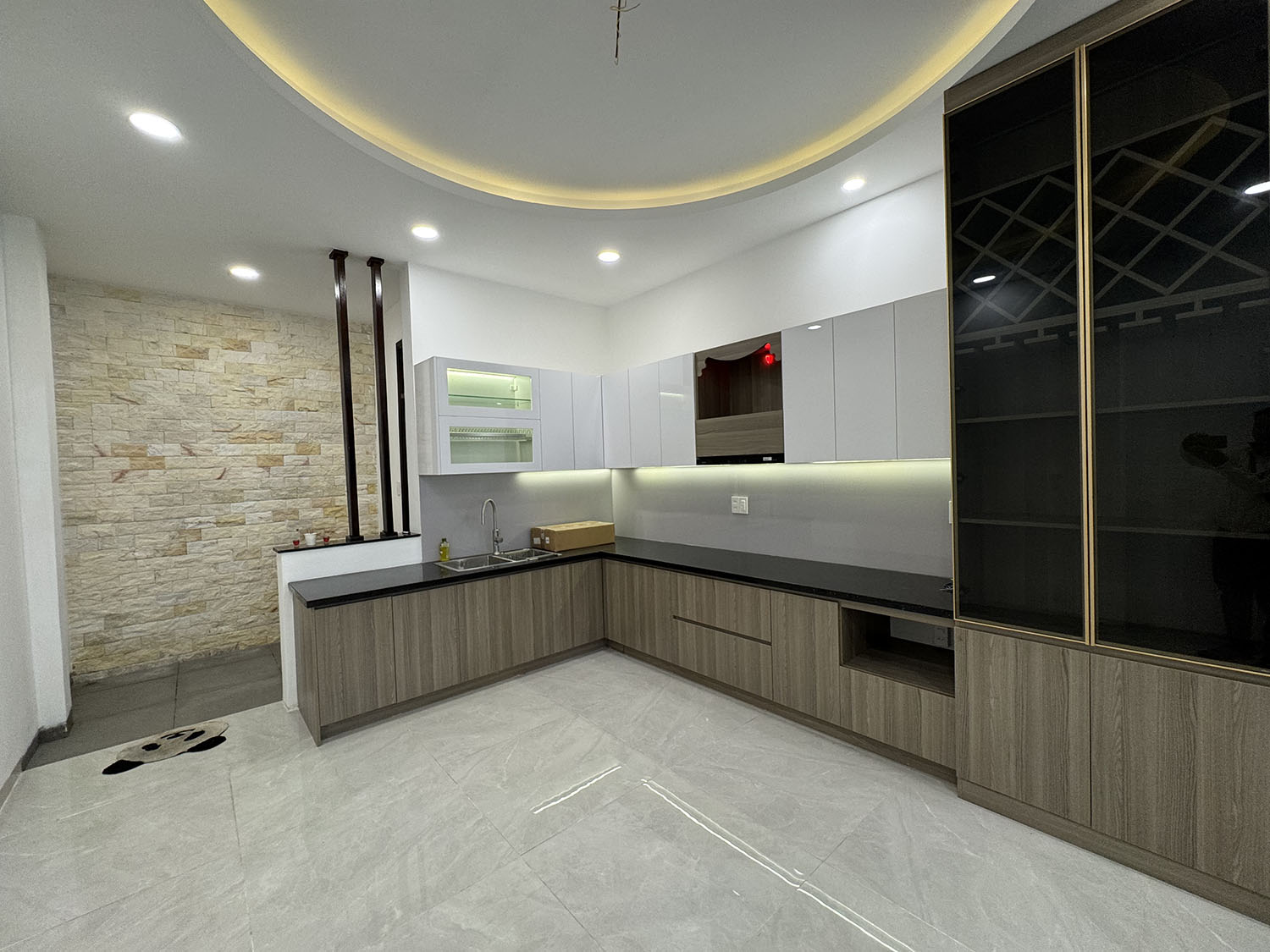 Nhà phố 3lầu (4,05m x 22,5m) có sân đổ ôtô, thiết bị ccấp khu kdoanh Nguyễn Thượng Hiền gần BOTANIC